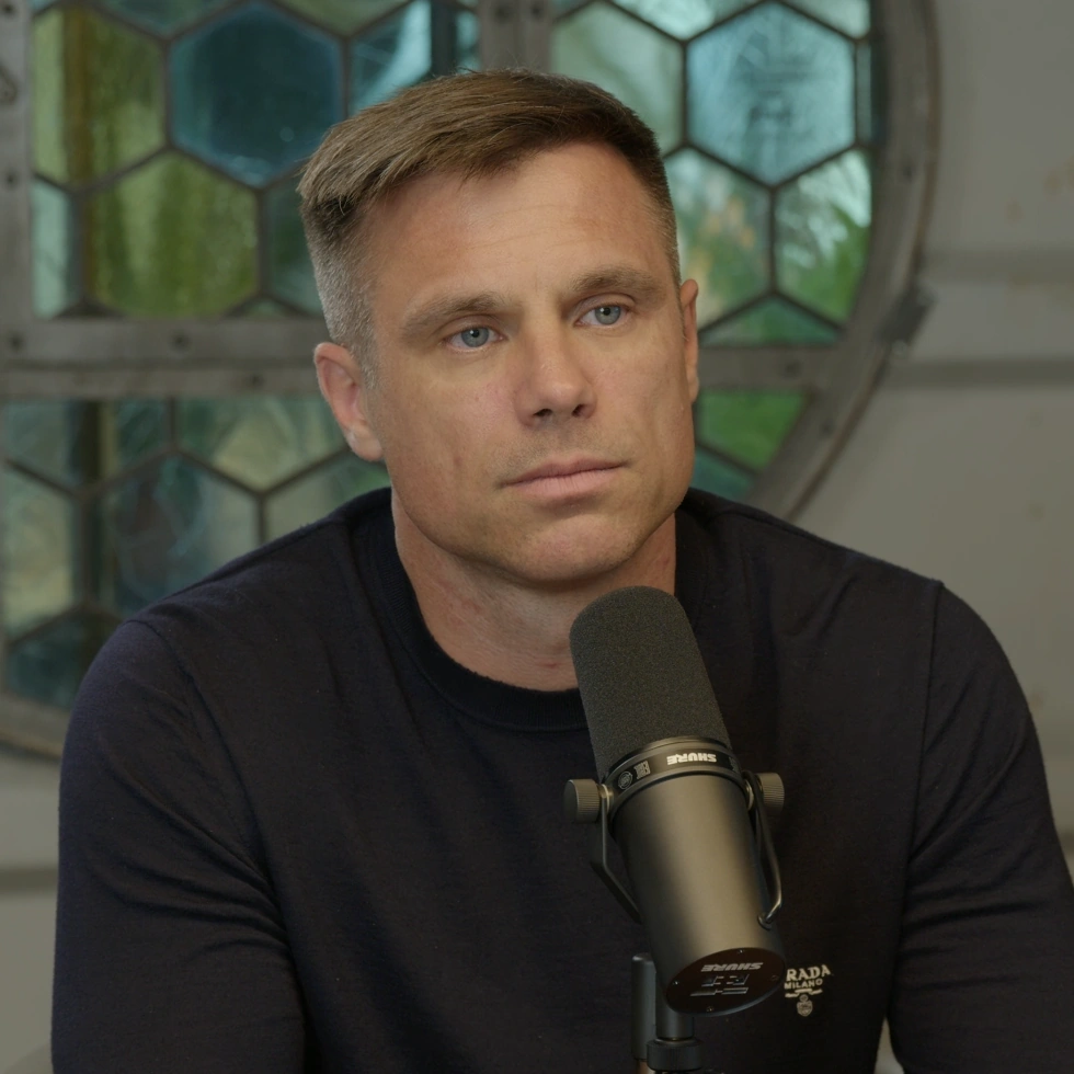 Ole Tillmann im Gespräch am Podcast-Mikrofon