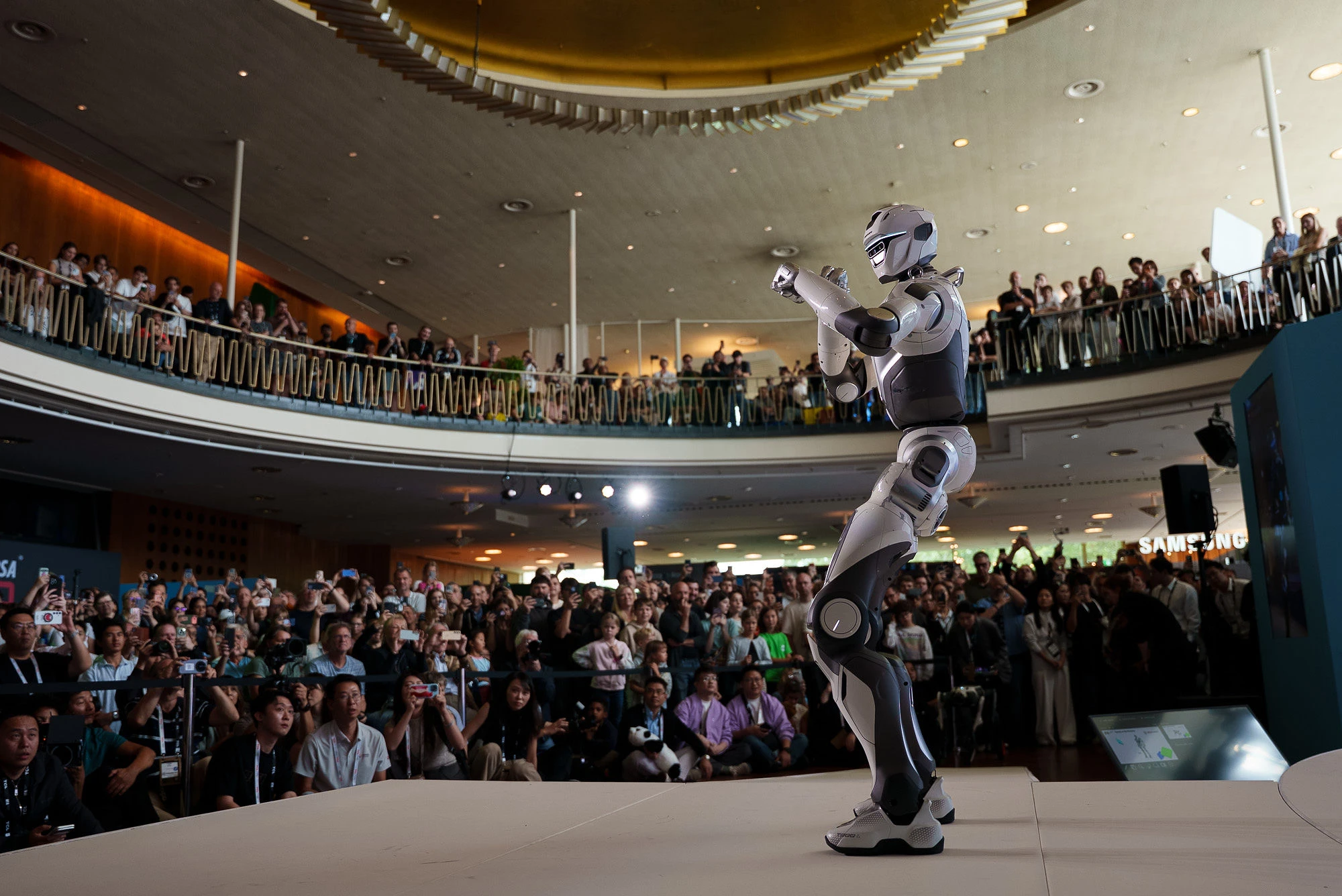 IFA 2026 · Robotics live, surrounded by an audience · Dominik Tryba · introduce-productions.de